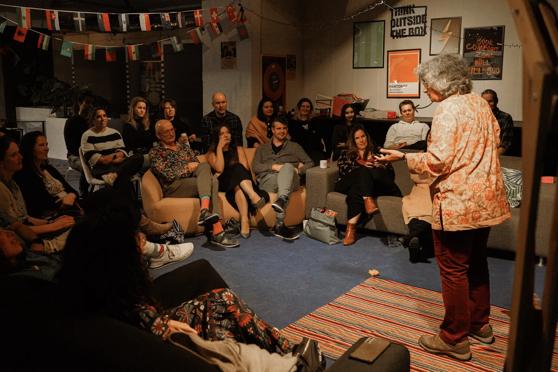 Een verteller deelt haar verhaal tijdens Storytelling Houten in De Spot